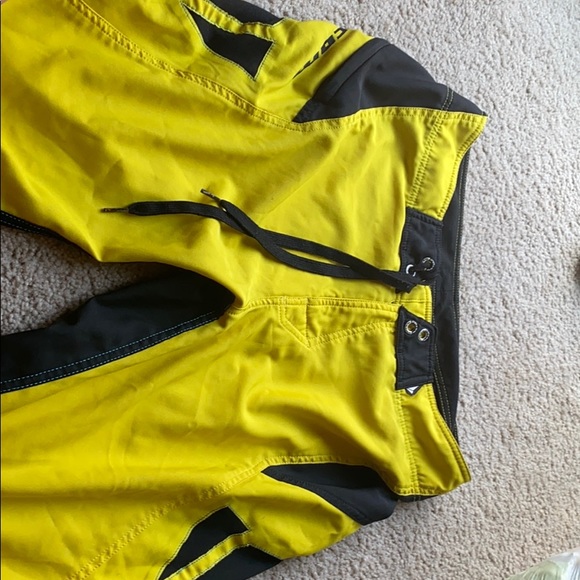 32 volcom shorts - Picture 3 of 3